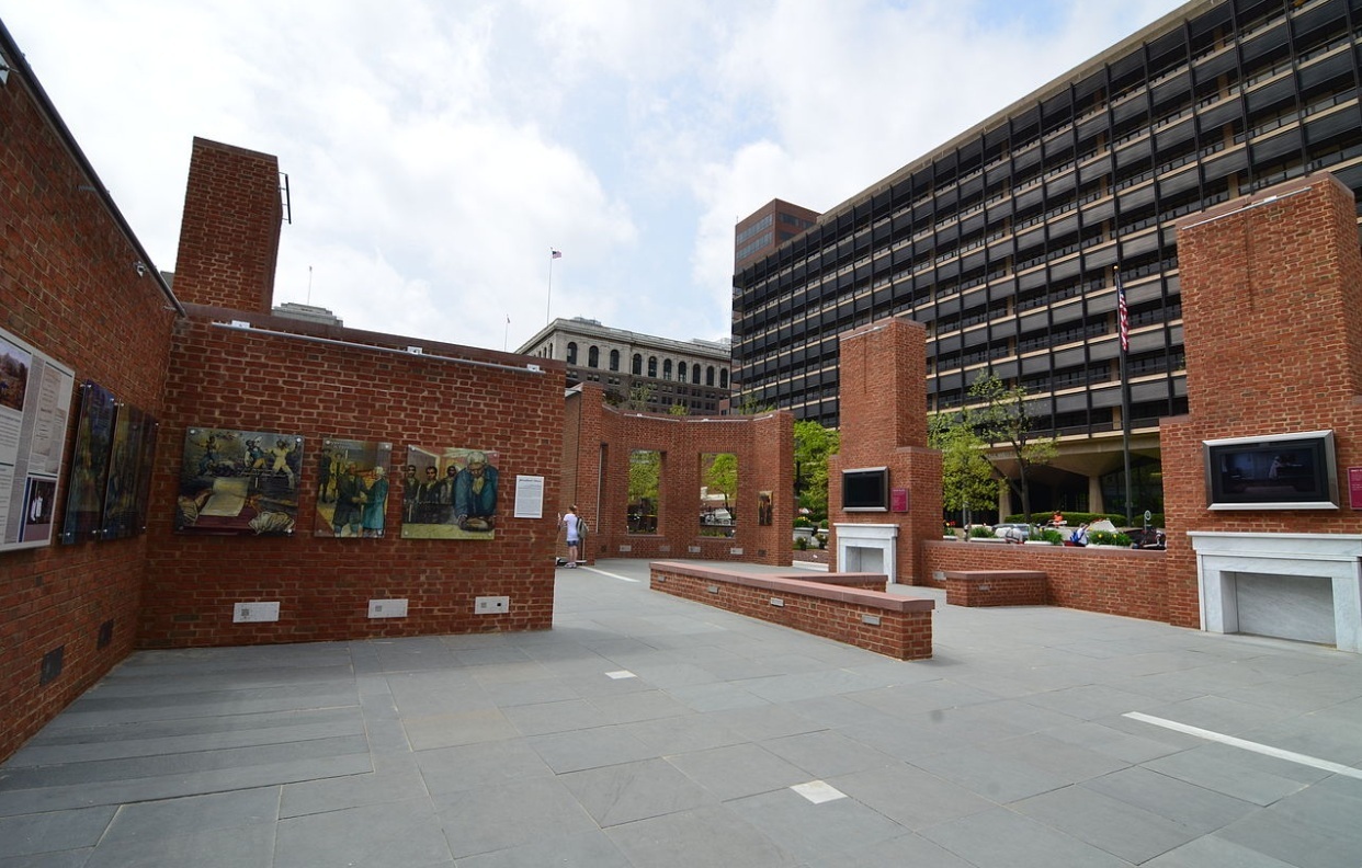 Le juge dit l'administrateur de Trump. doit réinstaller les panneaux d'esclavage retirés du site historique