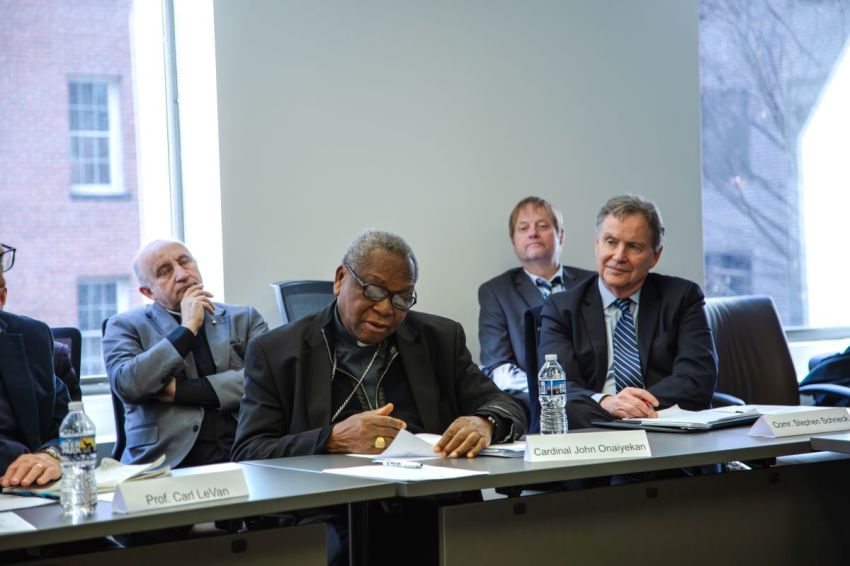 Le cardinal catholique John Onaiyekan participe à un forum au bureau de l'Université Pepperdine à Washington DC pour faire face à l'escalade des tensions au Nigeria, le 4 février 2026.