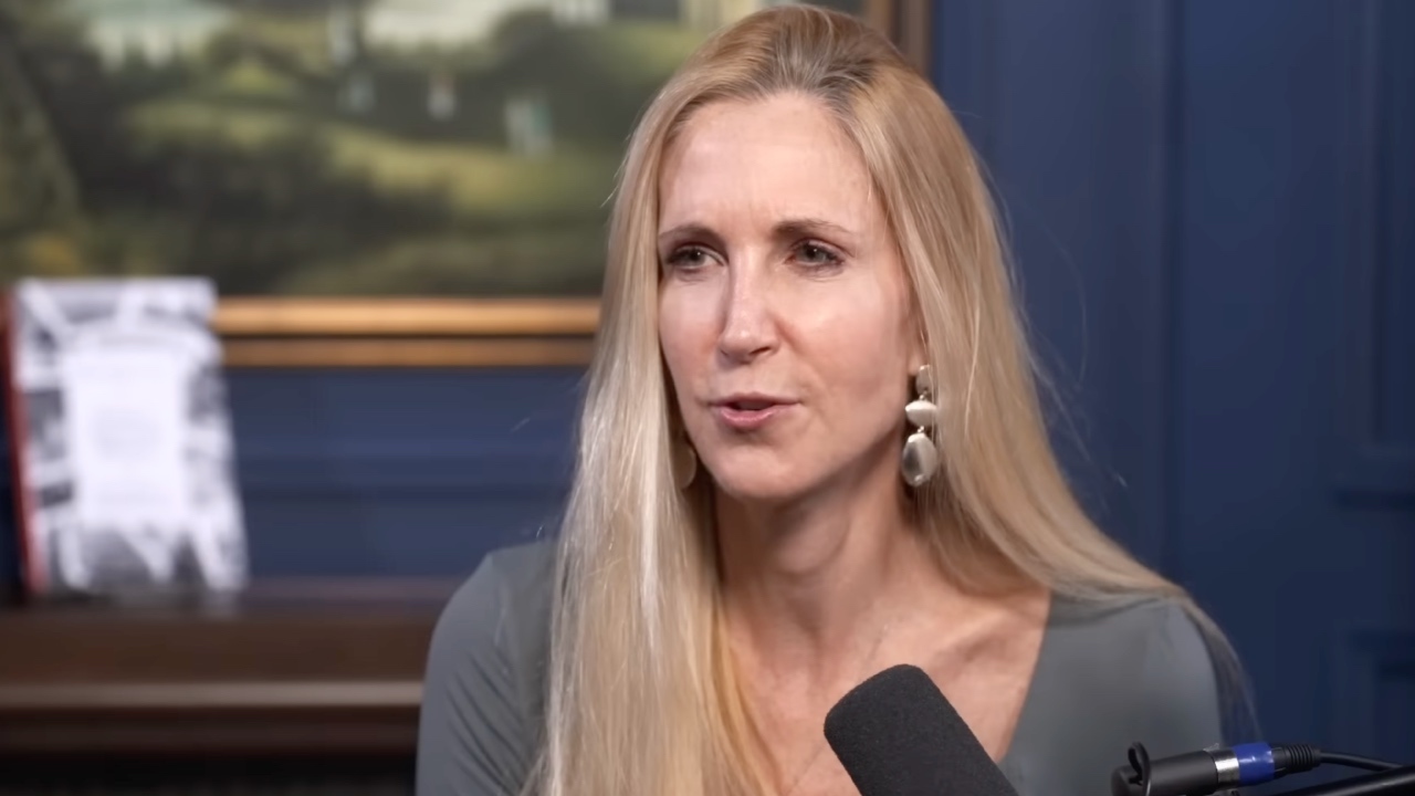 Ann Coulter fustige l'affirmation selon laquelle « l'accueil de l'étranger » s'applique à l'immigration : « des fraudes totalement fausses et bidon »
