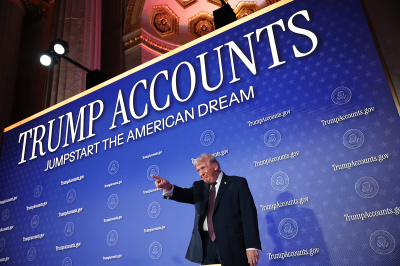 Le président américain Donald Trump arrive sur scène avant de prononcer un discours lors du sommet des comptes Trump du département du Trésor à l'auditorium Andrew W. Mellon le 28 janvier 2026 à Washington, DC.