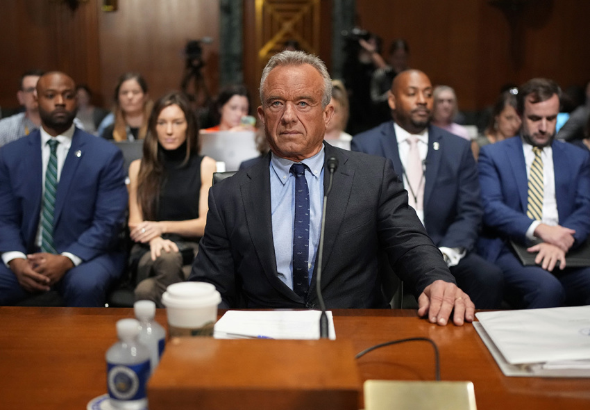 Le secrétaire à la Santé et aux Services sociaux, Robert Kennedy Jr., arrive pour témoigner devant le Comité sénatorial des finances au bâtiment Dirksen du Bureau du Sénat le 4 septembre 2025, à Washington, DC. Le comité s'est réuni pour entendre des témoignages sur le programme de santé 2026 du président Trump. 