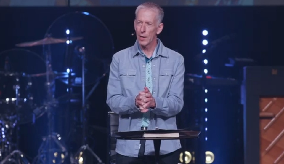 Le responsable des Assemblées de Dieu, le pasteur Rod Loy, nie les allégations d'abus sexuels formulées par l'épouse de l'ancien pasteur de la jeunesse.