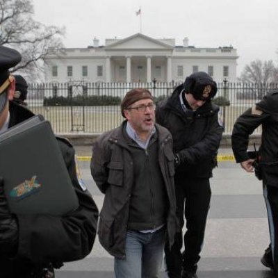 Le révérend Patrick Mahoney, un militant chrétien qui affirme avoir participé à plus de 100 arrestations, est menotté devant la Maison Blanche à Washington, DC.