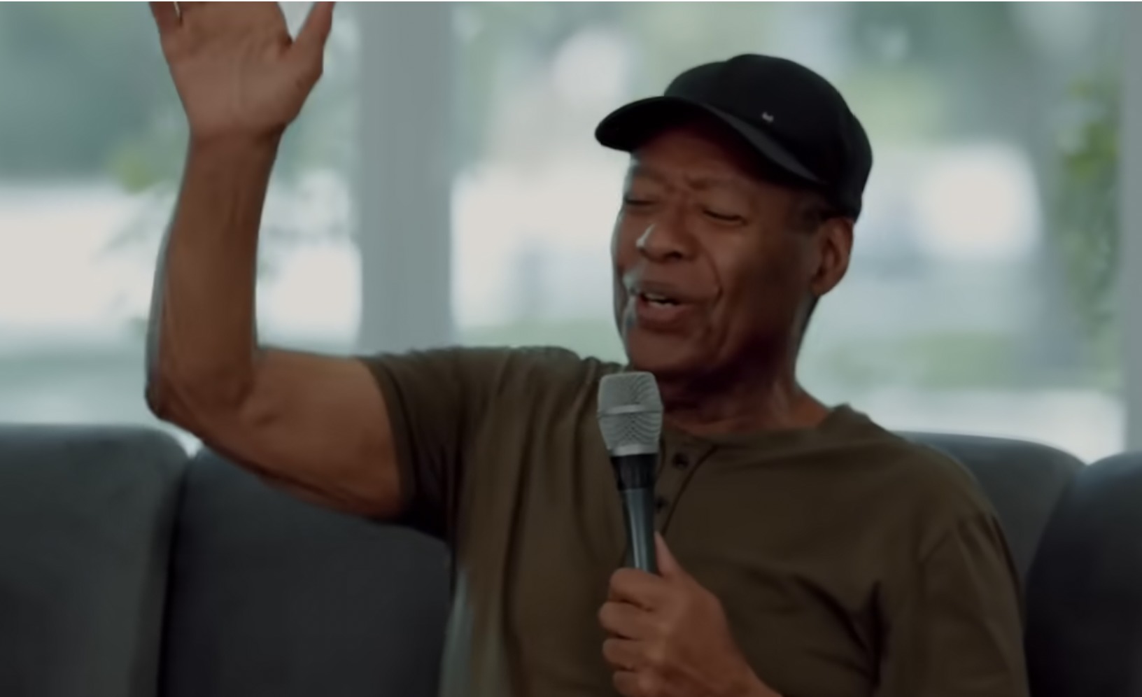 Ron Kenoly, leader influent du culte qui a façonné la musique de louange moderne, décède à 81 ans