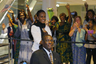 Mariam Ibrahim (au centre) et son mari Daniel Wani (en bas) sont accueillis par une foule enthousiaste à leur arrivée à l'aéroport de Manchester, New Hampshire, le 31 juillet 2014.