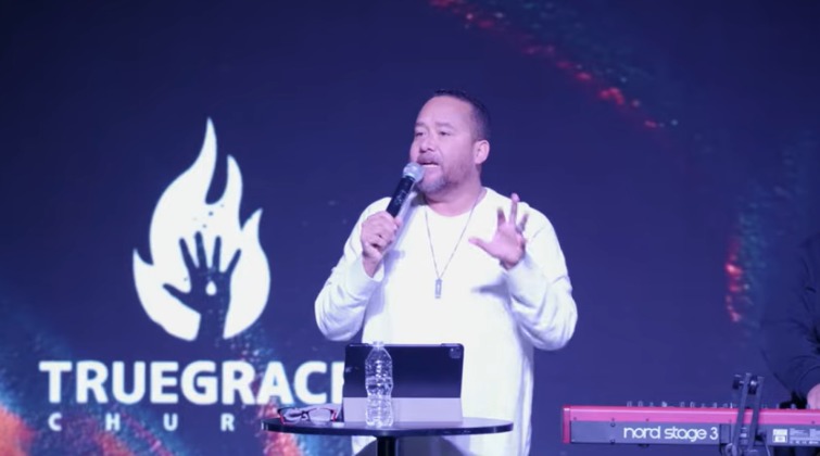 Une église bilingue du Texas retire un pasteur de son site Web après une arrestation signalée