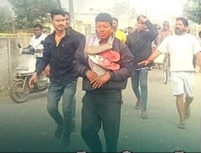Des nationalistes hindous ont agressé et fait défiler le pasteur Bipin Bihari Naik dans le village de Parjang, dans l'État d'Odisha, en Inde, le 4 janvier 2026. 