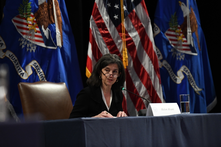 Helen M. Alvaré, professeur de droit à la faculté de droit Antonin Scalia de l'Université George Mason, témoigne lors de l'audience finale de la Commission sur la liberté religieuse de la Maison Blanche à Washington, DC, le 13 avril 2026.