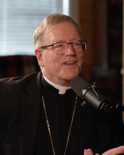 L'évêque Robert Barron du diocèse de Winona-Rochester au Minnesota apparaît sur un podcast en 2025.