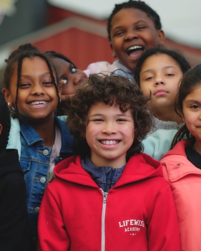 Des enfants impliqués dans LifeWise Academy, un ministère chrétien qui propose des cours bibliques aux élèves des écoles publiques, posent sur cette photo d'archive.