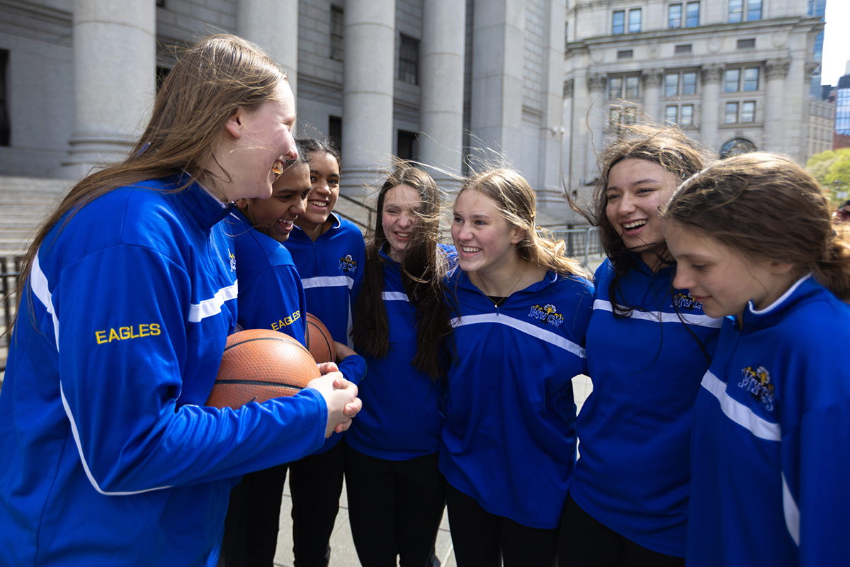 Une école chrétienne interdite d'événements sportifs pour avoir refusé de concourir contre un athlète trans a obtenu un règlement de 566 000 $