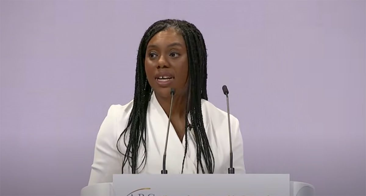 Le leader conservateur britannique Kemi Badenoch exige la fin des enquêtes contre les infirmières lésées par les politiques trans