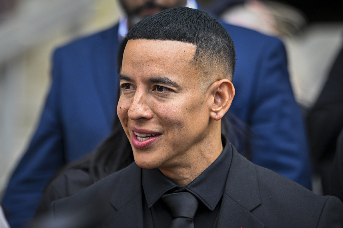 Daddy Yankee apporte un message de rédemption à 2 000 détenus d'une prison à sécurité maximale