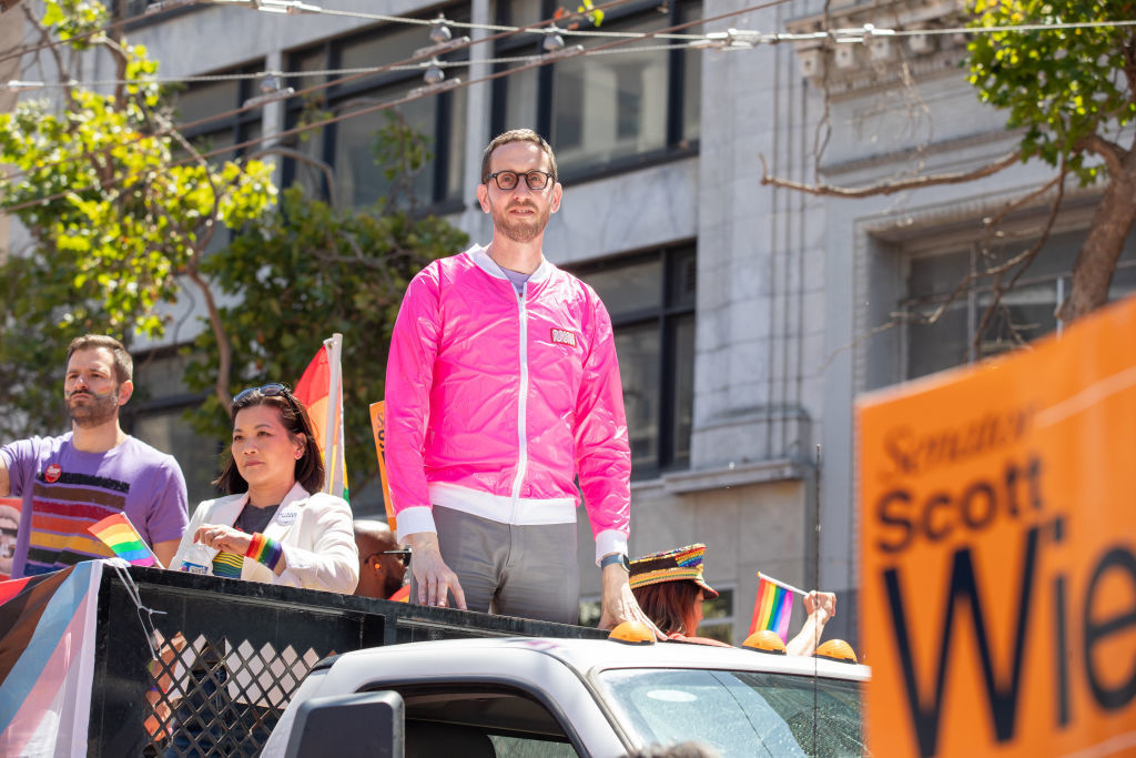 Quand la foule se retourne : Scott Wiener était une icône LGBT. Et puis, il ne suffisait pas.