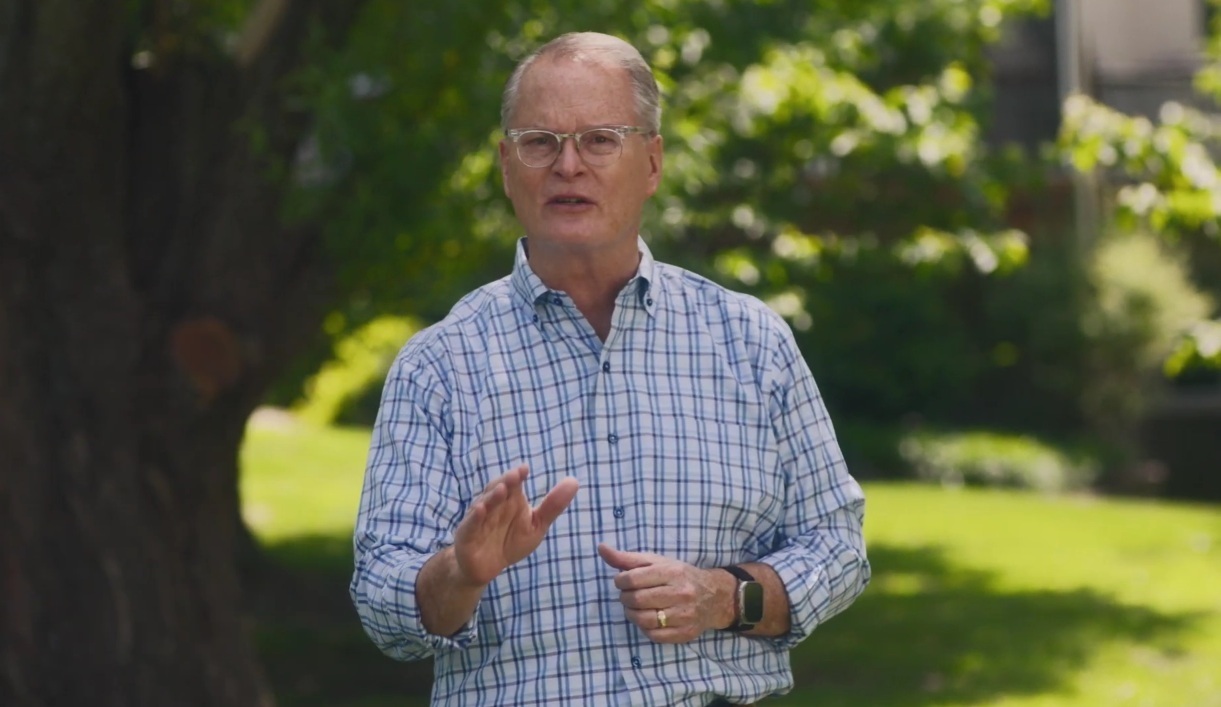 Le pasteur de Megachurch, Adam Hamilton, publie la première publicité de campagne du Sénat : « Il est temps de faire quelque chose de différent »