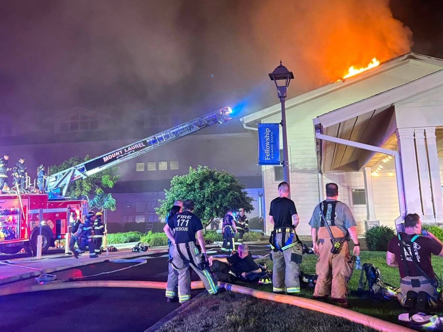 Les membres célèbrent un « petit miracle » au mépris de l'ennemi après que la foudre ait frappé l'église et l'ait incendiée