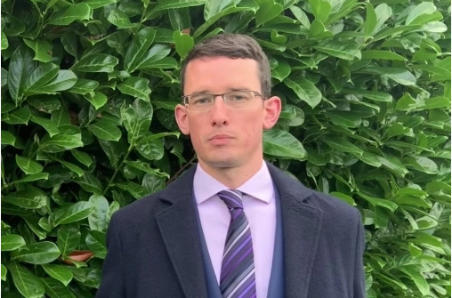Un enseignant irlandais condamné à 700 jours de prison pour avoir refusé d'utiliser des pronoms trans libérés