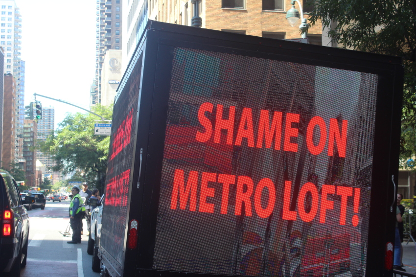 Des militants syndicaux protestent contre MetroLoft contre un camion à Midtown Manhattan le mercredi 8 juillet 2026.