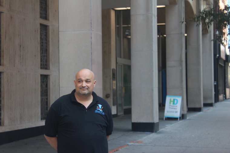 Minas Galitsis est le directeur général du restaurant Casual Greek situé au 821 2nd Avenue à Midtown Manhattan, New York.