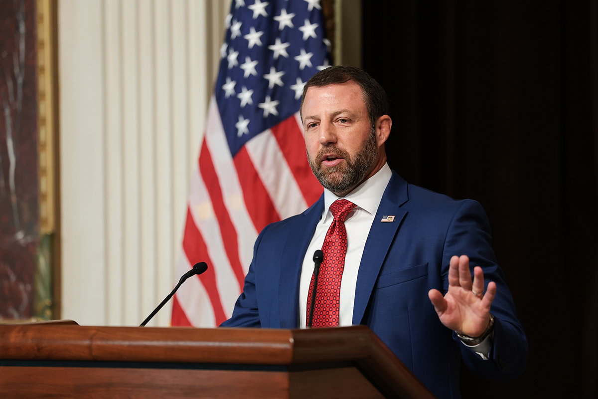 Markwayne Mullin promet de poursuivre les électeurs illégaux, permettant ainsi aux responsables : « Nous vous traquerons »