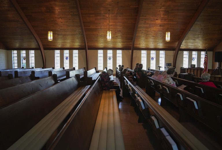 La moitié de la génération Z affirme que le soutien de Trump les empêche d’aller à l’église