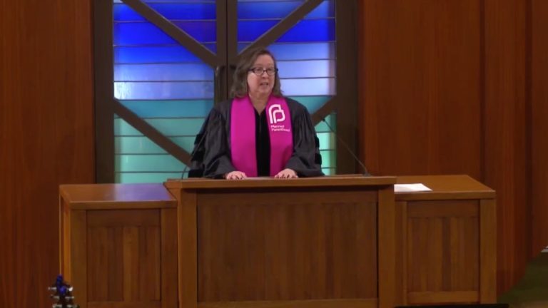 Le ministre du PCUSA promeut l&rsquo;avortement dans la synagogue tout en portant une étole de Planned Parenthood