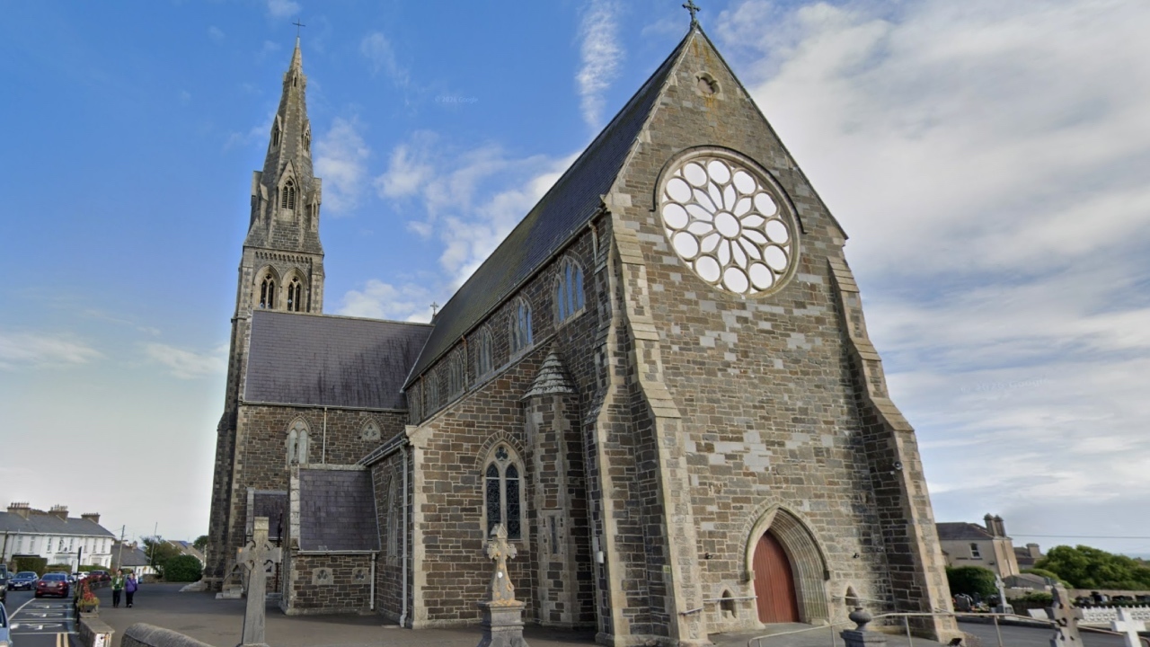 Une Irlandaise poignardée "sur l'autel" alors qu'elle priait : "Un choc terrible"