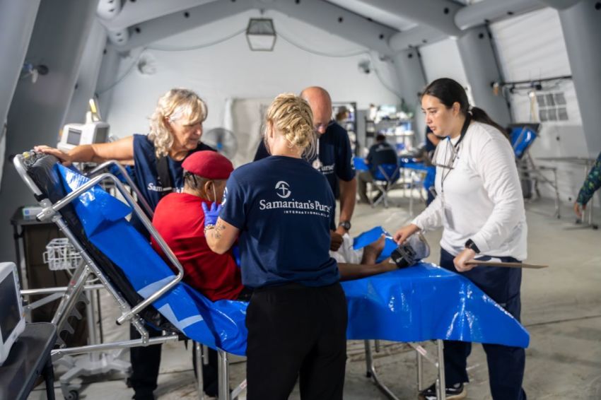 Le personnel médical travaille à l'hôpital de campagne Samaritan's Purse à La Guaira, au Venezuela, pour répondre aux besoins médicaux de la communauté dévastée par les deux tremblements de terre qui ont tué des milliers de personnes le 24 juin 2026.