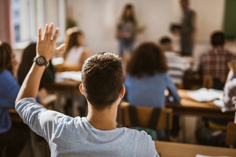 Plus de 19 000 personnes signent une pétition en soutien à un enseignant chrétien licencié pour avoir répondu aux questions des élèves