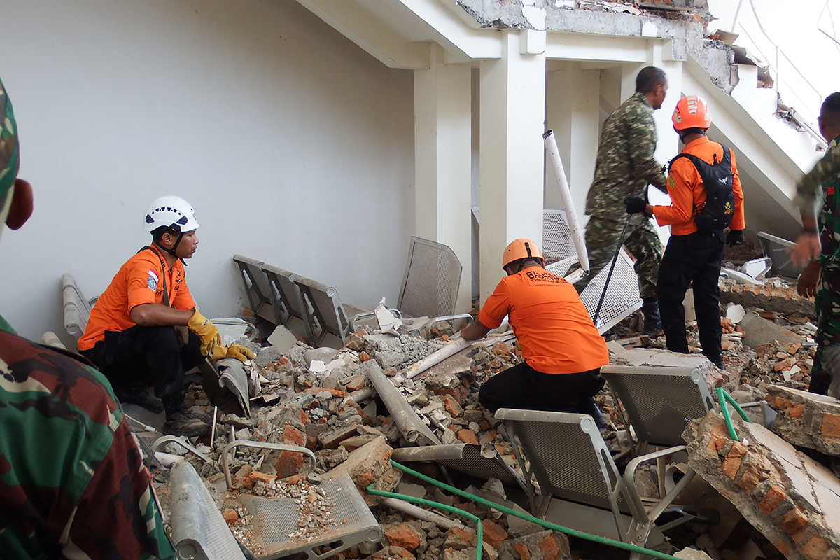 Un séisme meurtrier de magnitude 7,7 frappe l'Indonésie