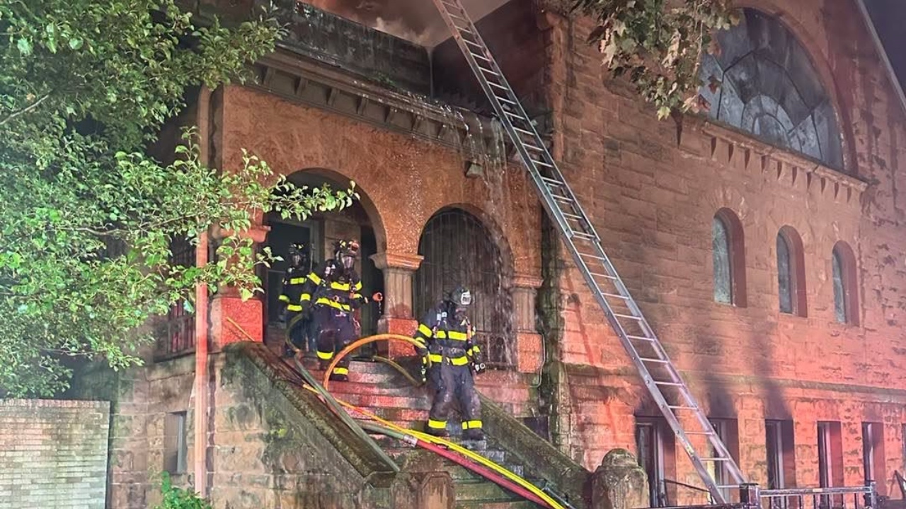 3 pompiers blessés lors d'un incendie qui a détruit une église historique du Michigan