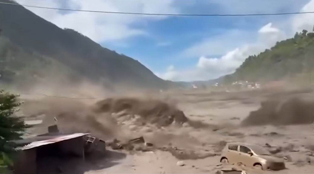Les églises népalaises atteignent les vallées isolées en VTT alors que les inondations dans l'Himalaya font des centaines de morts