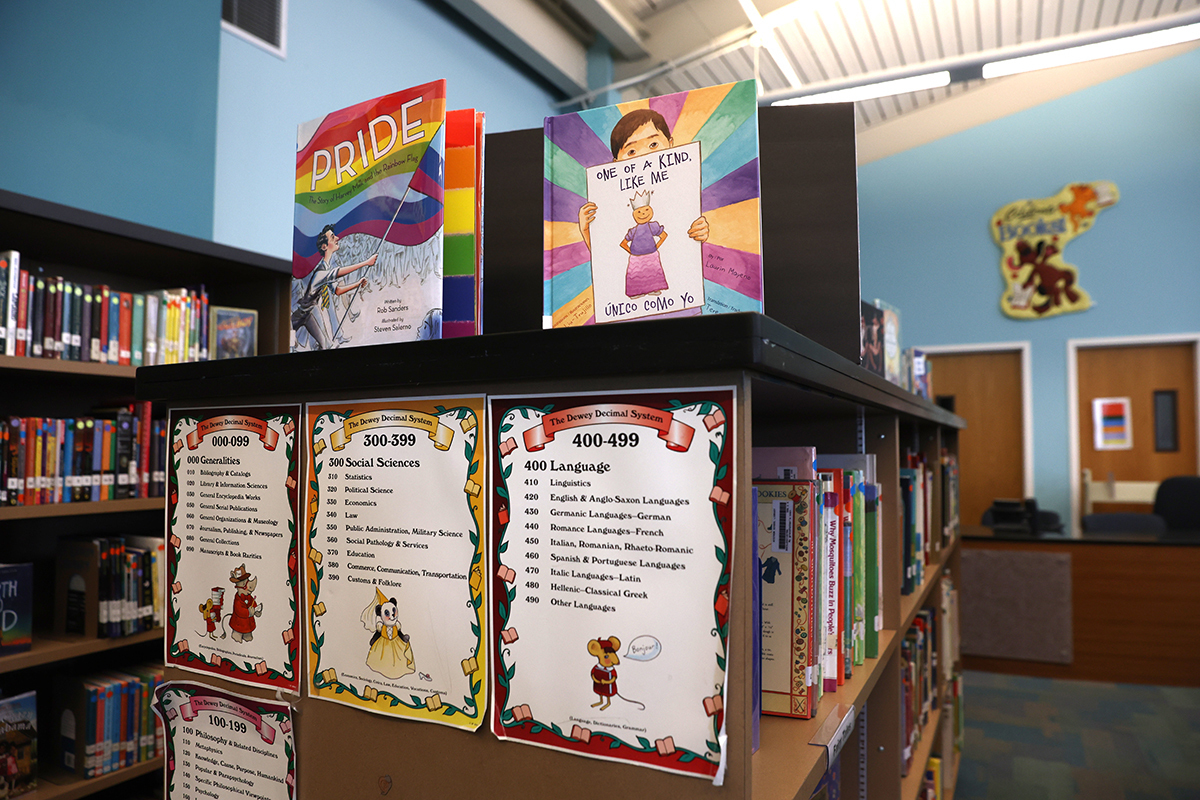 Le réseau des écoles à charte du Tennessee accepte de supprimer les livres LGBT du programme scolaire, selon les avocats