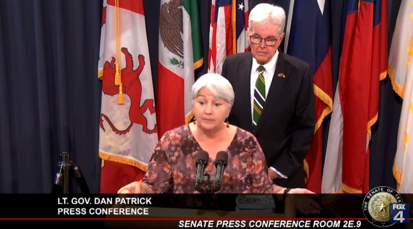 La liaison législative de Recover America, Bonnie Wallace (au centre), s'exprime lors d'un point de presse avec le lieutenant-gouverneur du Texas, Dan Patrick, le 19 août 2026.
