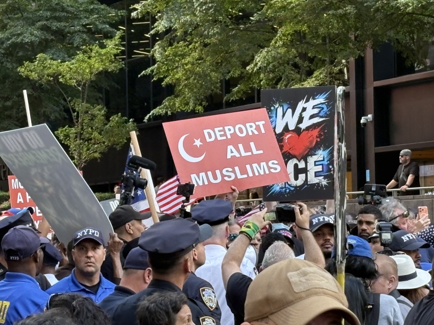 De multiples manifestations ont éclaté devant le service commémoratif du 11 septembre dans le Lower Manhattan, à New York, le 11 septembre 2026.