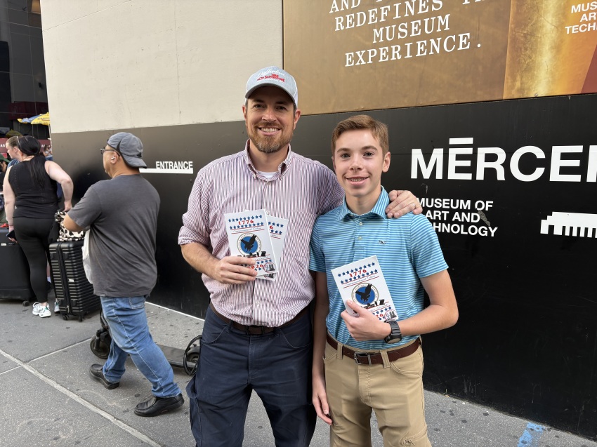 Le pasteur Jonathan Osborne (à gauche) de l'église baptiste Free Will de Rockingham, en Caroline du Nord, et son fils distribuent des tracts dans le Lower Manhattan, à New York, le 11 septembre 2026.
