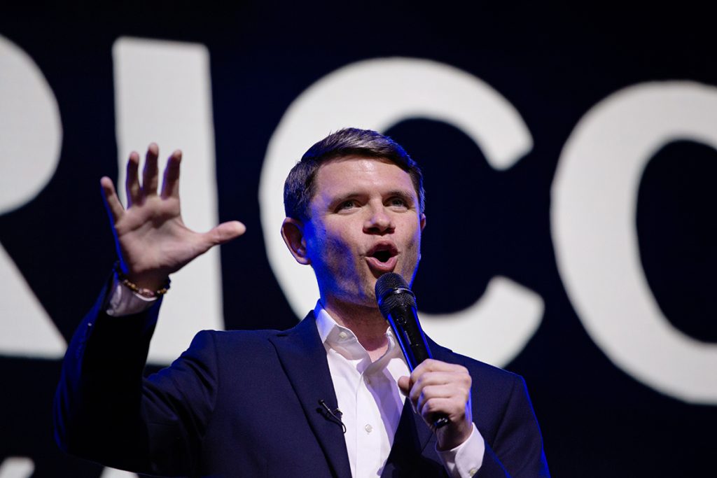 James Talarico adoucit sa position sur les sports trans et les chirurgies sexuelles et revient sur ses affirmations précédentes : "J'ai raté le but"