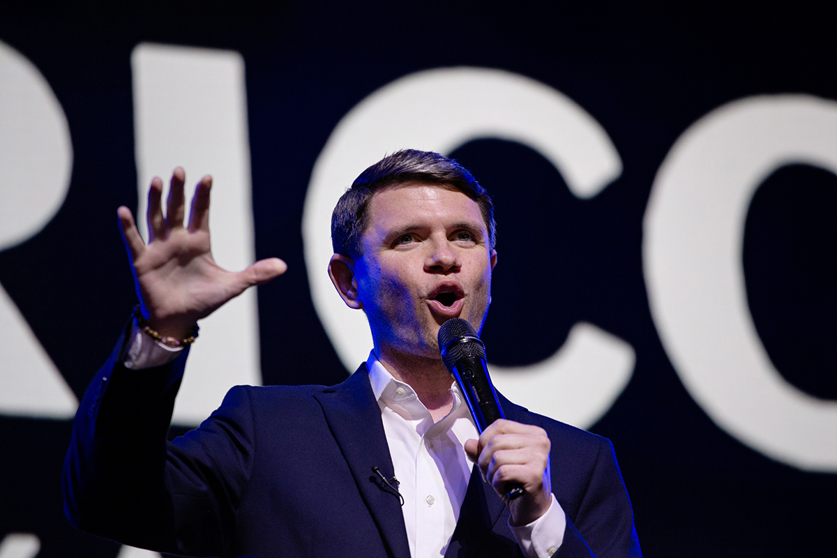 James Talarico adoucit sa position sur les sports trans et les chirurgies sexuelles et revient sur ses affirmations précédentes : "J'ai raté le but"