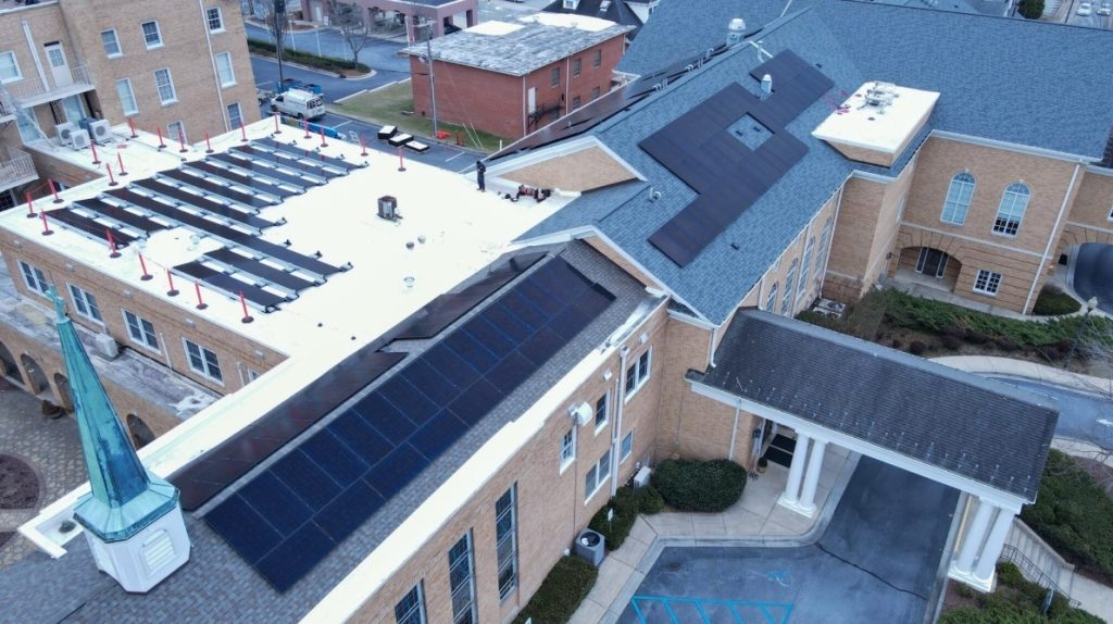 L'UMC lance un programme pilote pour installer des panneaux solaires sur les bâtiments des églises