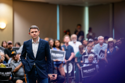 Le candidat démocrate au Sénat américain, James Talarico, écoute une question à la fin d'un rassemblement électoral le 13 juillet 2026 à Eagle Pass, au Texas.