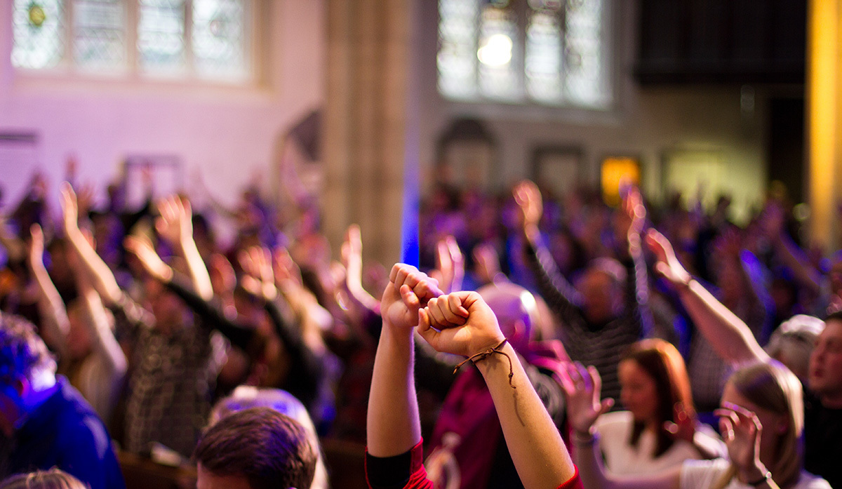 Les évangéliques britanniques défient le déclin religieux, avec les jeunes hommes en tête de la croissance