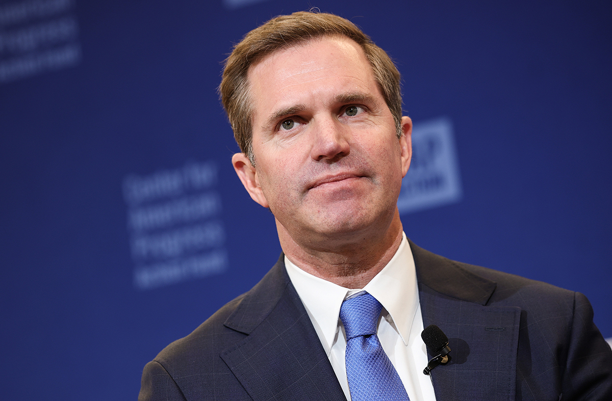 Le gouverneur Andy Beshear invoque la foi pour défendre son veto au projet de loi « anti-trans » et critique le christianisme de JD Vance
