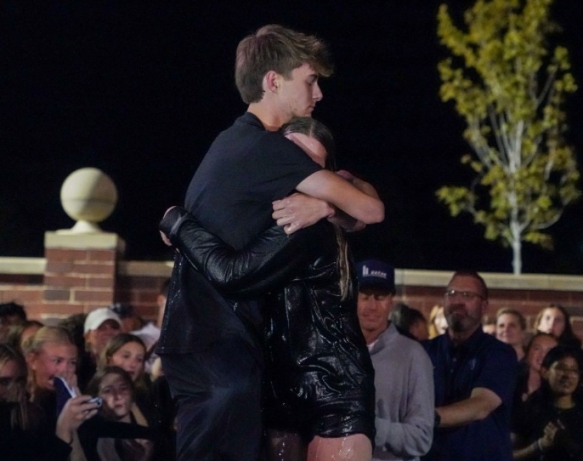 Clayton Lumpkin, lycéen, embrasse sa sœur, la première année Annika Lumpkin, après avoir assisté à son baptême lors du rassemblement du 5e trimestre à la Valor Christian High School de Highlands Ranch, Colorado, le vendredi 18 septembre 2026.