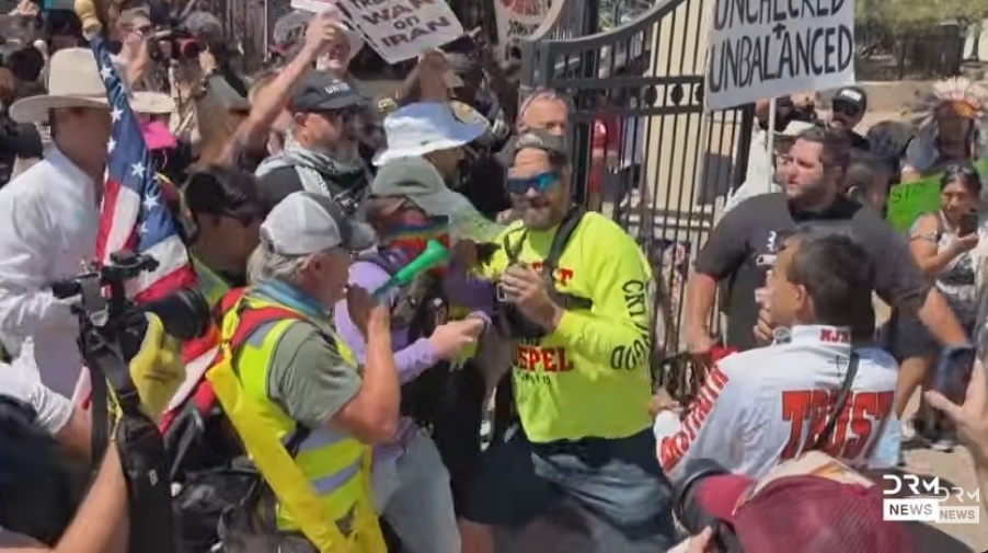 Antifa cible un évangéliste chrétien de rue en dehors de la convention du GOP ; 2 personnes arrêtées après une agression