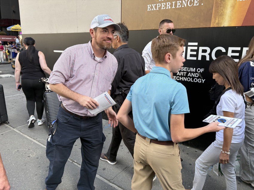 Le pasteur Jonathan Osborne (à gauche) de l'église baptiste Free Will de Rockingham, en Caroline du Nord, et son fils distribuent des tracts dans le Lower Manhattan, à New York, le 11 septembre 2026.