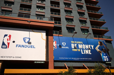 Des panneaux de paris sportifs en ligne NBA et FanDuel sont affichés sur le côté d'un immeuble à Phoenix, en Arizona, le 5 juin 2024. 