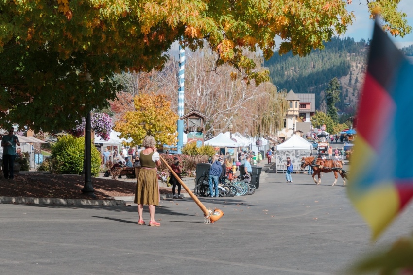 Jouer du cor des Alpes est un phénomène courant sur Front Street à Leavenworth, Washington. 