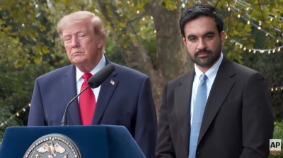 Le maire de New York, Zohran Mamdani (à droite), tient une conférence de presse après sa rencontre avec le président Donald Trump (à gauche) à Gracie Mansion, le 21 septembre 2026.