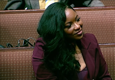 La représentante Jasmine Crockett, démocrate du Texas, sourit tandis que son pasteur, le révérend Frederick Douglass Haynes III, la salue lors d'un service de culte à l'église baptiste Friendship-West à Dallas le 7 décembre 2025.