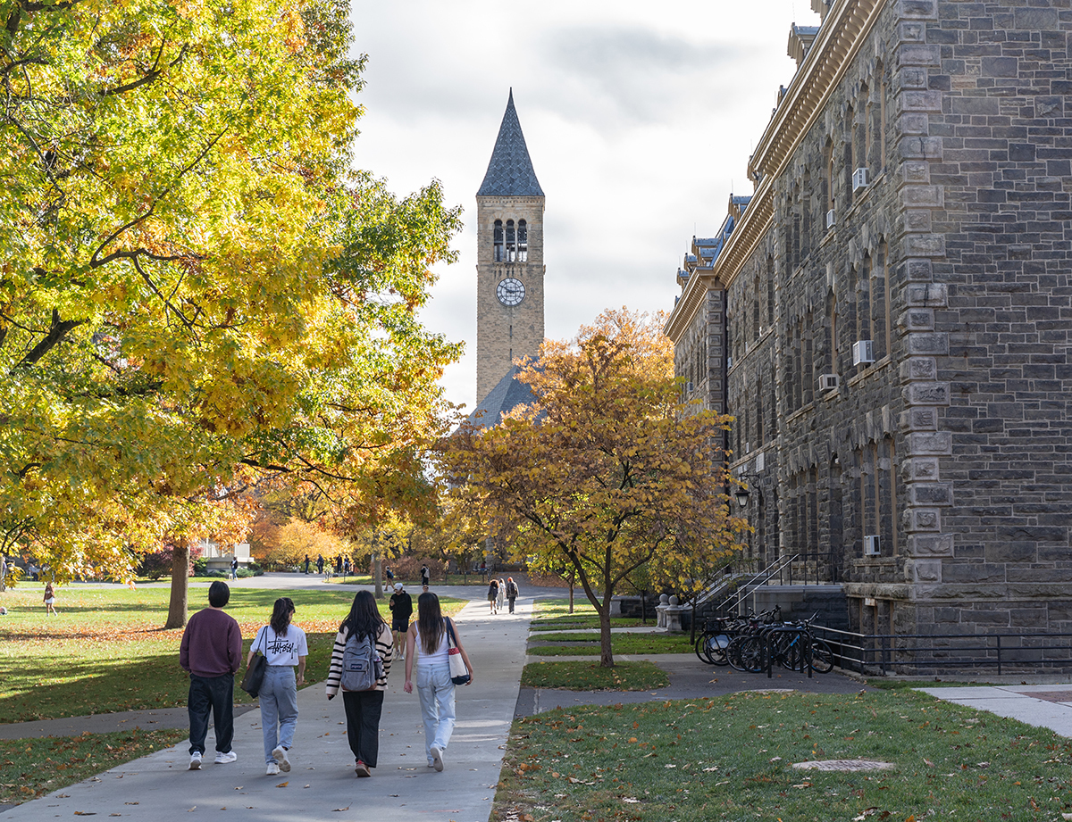 Jane Doe dans l'affaire de viol de Cornell a peur après que la police se soit rendue chez elle avec des armes dégainées, selon l'avocat